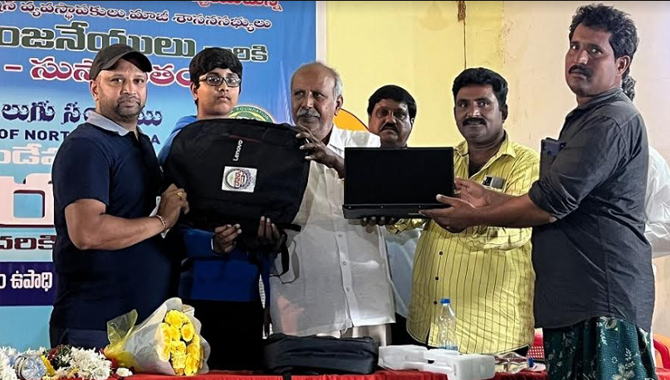 వినుకొండలో ఉపకార వేతనాలు, కుట్టుమిషన్ లు పంపిణీ చేసిన తానా