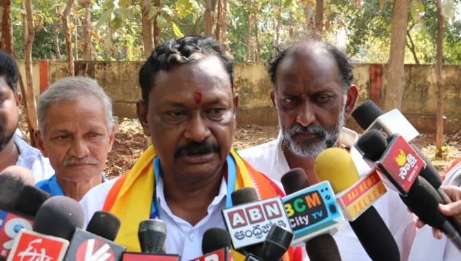 రాష్ట్రవ్యాప్తంగా లేని కరోనా ఆంక్షలు.. భద్రాచలంలో  ఎందుకు?  : వీరయ్య