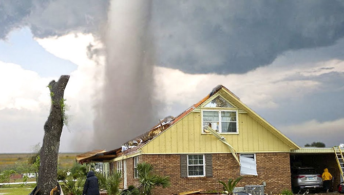 అమెరికాలో టోర్నడో బీభత్సం