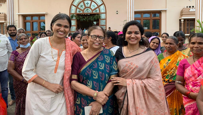 బాలభారతి పాఠశాలకు గాయని సునీత విరాళం 