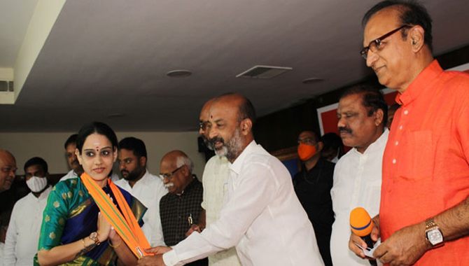 బీజేపీలో చేరిన ఎన్ఆర్ఐ