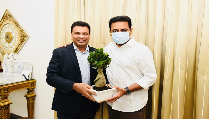 “మన ఊరు మన బడి” కార్యక్రముపై మంత్రి  కేటీర్  తో భేటీ అయినా ఎన్నారై కోఆర్డినేటర్ మహేష్ బిగాలా.. ఫ్లాగ్‌షిప్‌ ప్రోగ్రామ్‌ ఫై ఎన్నారైల బాగస్వాములపై చర్చ