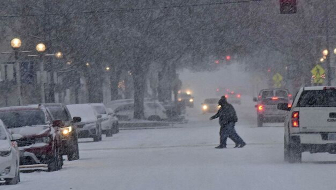 అమెరికా ప్రభుత్వం కీలక నిర్ణయం… ప్రభుత్వ కార్యాలయాలను, విద్యా సంస్థలను