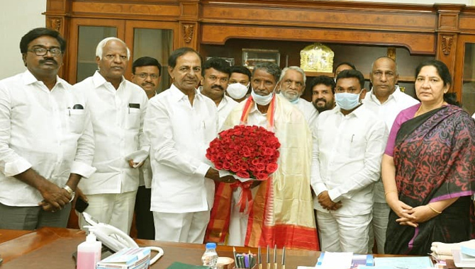 పద్మశ్రీ గ్రహీతలకు సీఎం కేసీఆర్ భారీ నజరానా