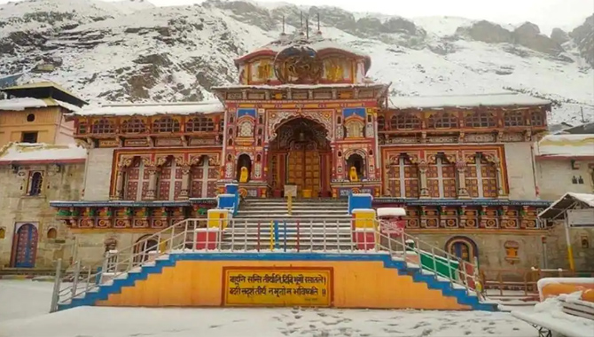 త్వరలో భక్తులకు దర్శనమివ్వనున్న బద్రీనాథ్ ఆలయం ..