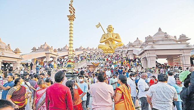 భక్తుల సందడిలో శ్రీరామనగరం