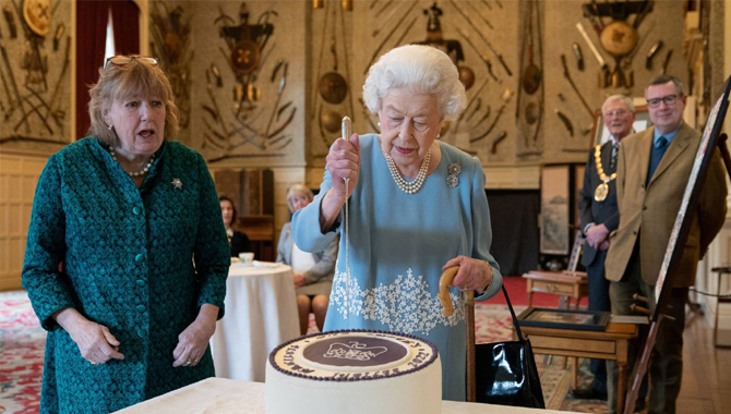 చరిత్ర సృష్టించిన క్వీన్ ఎలిజబెత్ .. బ్రిటన్ లో  వైభవంగా