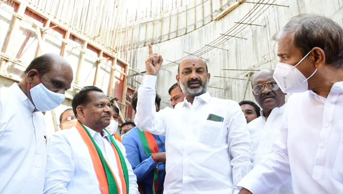 కనీస బాధ్యత సీఎం కేసీఆర్ కు లేదా? : బండి