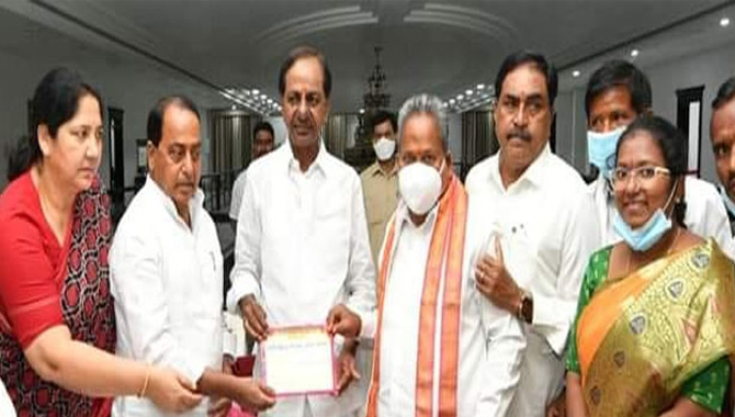 మేడారం జాతరకు రండి.. సీఎం కేసీఆర్ కు ఆహ్వానం