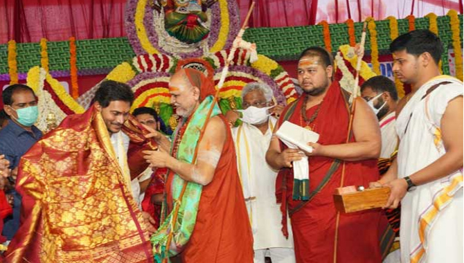 విశాఖ శారదాపీఠంలో సీఎం వైఎస్ జగన్ ప్రత్యే పూజలు