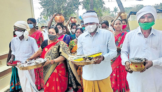 మేడారం మహాజాతర తొలిఘట్టం ప్రారంభం