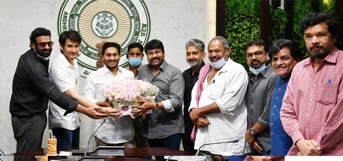 వైఎస్ జగన్ మీద చిరు, మహేష్, రాజమౌళి వరుస ట్వీట్లు, ప్రశంశల జల్లు