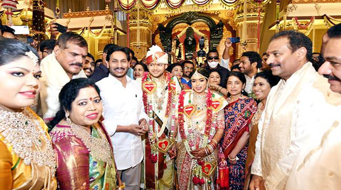 మంత్రి బొత్స కుమారుడి వివాహ వేడుకకు హాజరైన సీఎం వైఎస్ జగన్