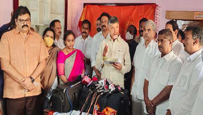 వారి హత్యకు కుట్ర జరుగుతోంది : చంద్రబాబు