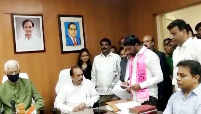 టీఆర్ఎస్ ఎమ్మెల్సీగా శంభీపూర్ రాజు ప్రమాణ స్వీకారం