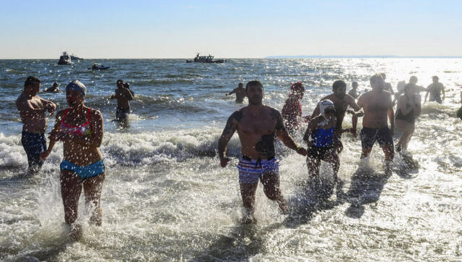 అగ్రరాజ్యంలో పోలార్ ప్లంజ్