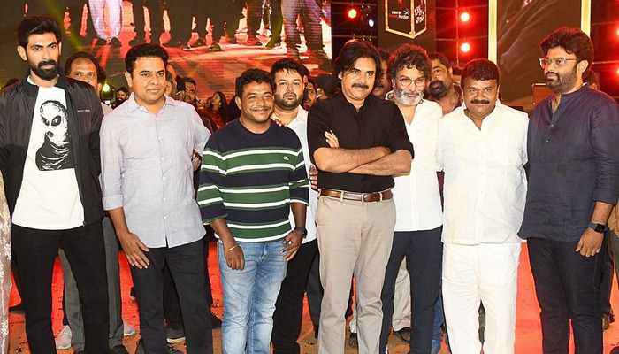 అభిమానులు ఆనందోత్సాహాల నడుమ అంగరంగ వైభవంగా ‘భీమ్లానాయక్‌’ ప్రీ రిలీజ్‌ వేడుక