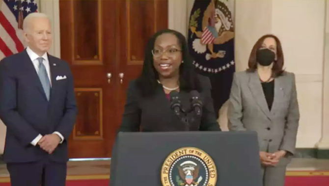 అమెరికా చరిత్రలో ఇదే తొలిసారి… సుప్రీంకోర్టు జడ్జిగా తొల్లి నల్ల జాతీయురాలు