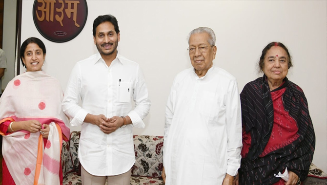 గవర్నర్ కు సీఎం వైఎస్ జగన్ ఆహ్వానం