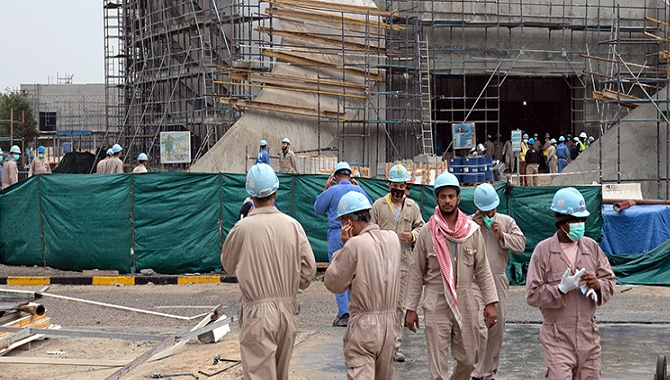 వలస కార్మికులకు కువైట్ షాక్.. 60 ఏళ్ల పైబడిన వారిని