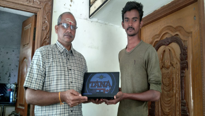 విద్యార్థికి లాప్ టాప్ అందించిన పొట్లూరి రవి 