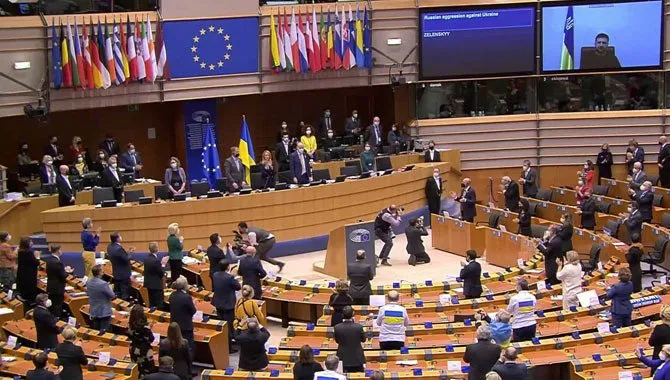 ఈయూ పార్లమెంటు సంచలన నిర్ణయం… ఉక్రెయిన్‌కు