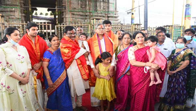 తిరుచానూరు పద్మావతి అమ్మవారిని దర్శించుకున్న జస్టిస్ ఎన్వీ రమణ దంపతులు