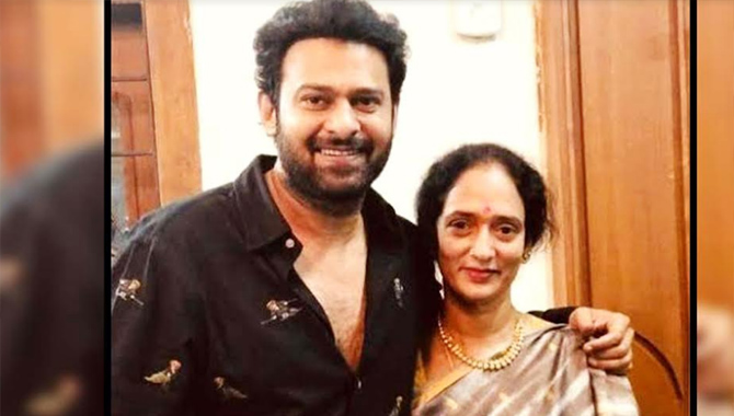 ప్రభాస్ – అనుష్క వాళ్లిద్దరూ మంచి ఫ్రెండ్స్ అంతవరకే! :క్లారిటీ ఇచ్చిన కృష్ణంరాజు సతీమణి శ్యామల దేవి