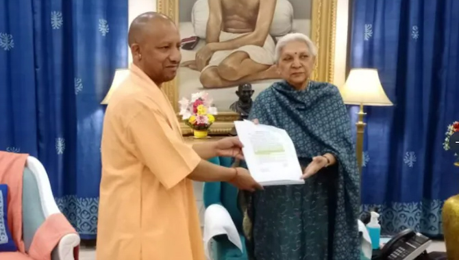 సీఎం పదవికి యోగి ఆదిత్యనాథ్ రాజీనామా