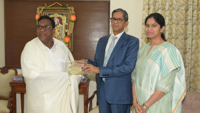 ఎమ్మెల్సీ గోరెటి వెంకన్నను సన్మానించిన సీజేఐ ఎన్వీ రమణ