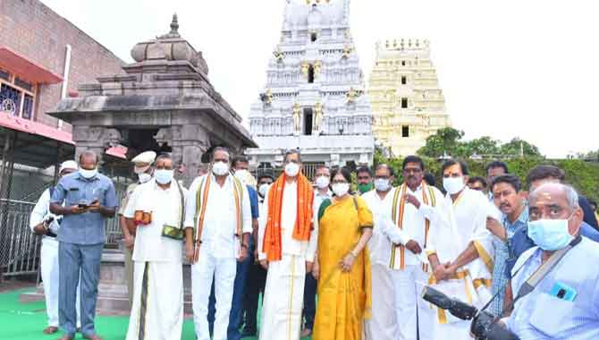 శ్రీశైలం మల్లన్నను దర్శించుకున్న జస్టిస్ ఎన్.వి.రమణ