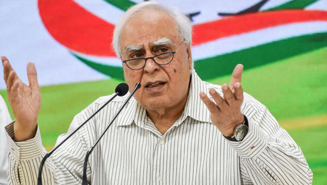 కపిల్ సిబాల్ సంచలన వ్యాఖ్యలు .. గాంధీలు ఇక