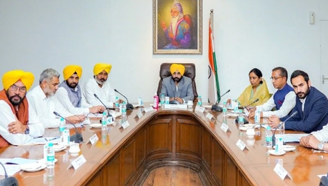 పంజాబ్ సీఎం భగవంత్ మాన్  సంచలన ప్రకటన.. ఒకేసారి