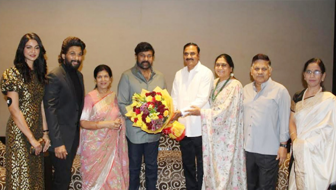 ‘పుష్ప’ సినిమా సక్సెస్ ను మెగా ఫామిలీ తో సెలెబ్రేట్ చేసిన అల్లు అర్జున్ మామగారు