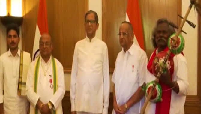 పద్మశ్రీ గ్రహీతలకు జస్టిస్ ఎన్వీ రమణ.. ఆత్మీయ సన్మానం