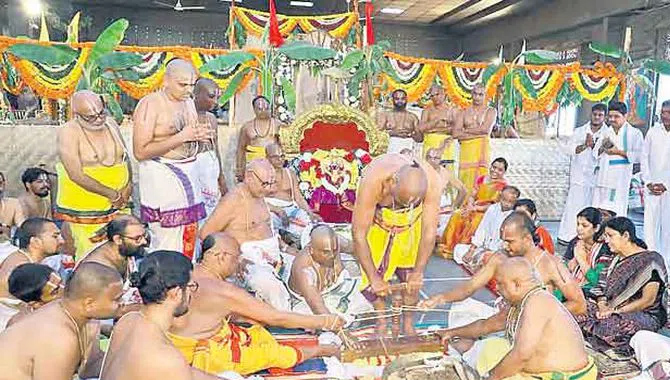 యాదాద్రిలో వైభవంగా మహాకుంభ అభిషేకం