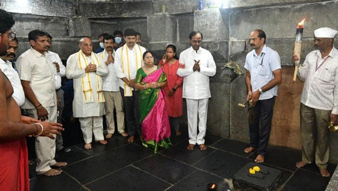 కొల్హాపూర్ మహాలక్ష్మి అమ్మవారిని దర్శించుకున్న సీఎం కేసీఆర్