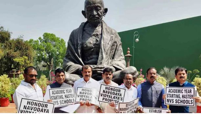 పార్లమెంట్ లో టీఆర్ఎస్ ఎంపీలు నిరసన