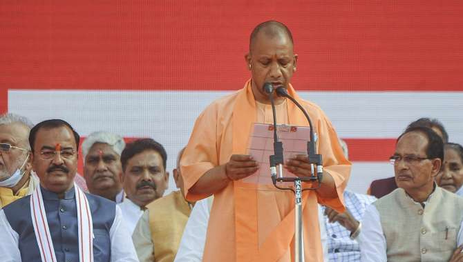 యూపీ సీఎం గా యోగి ఆదిత్యనాథ్ ప్రమాణస్వీకారం