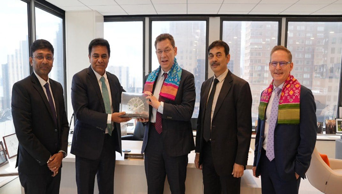 న్యూయార్క్‌లో ఫైజర్ సీఈవో & చైర్మన్ డాక్టర్ ఆల్బర్ట్ బౌర్లాతో కేటీఆర్‌ భేటీ