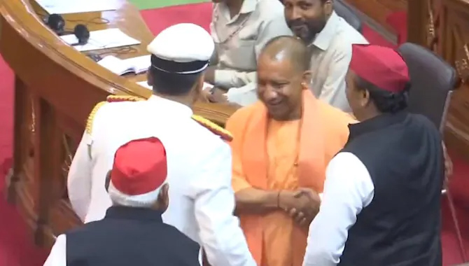 యూపీ అసెంబ్లీలో అరుదైన సన్నివేశం