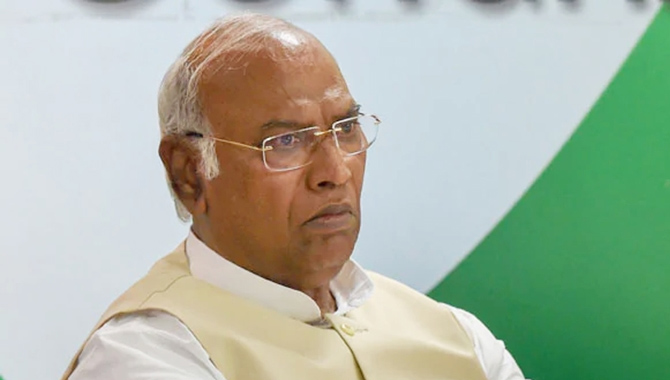 కాంగ్రెస్ సీనియర్ నేతకు మరో షాక్