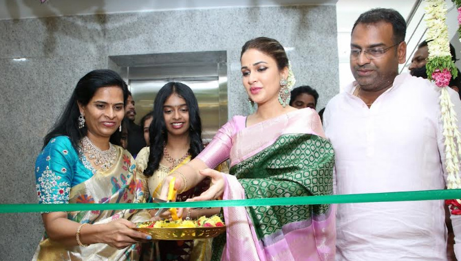 సినీ కథానాయిక అందాల రాక్షసి…. లావణ్య త్రిపాఠి అరవింద డిజైనర్ స్టూడియోలో సంప్రదాయ కంచుపట్టి చీరలో మెరిసిపోయారు