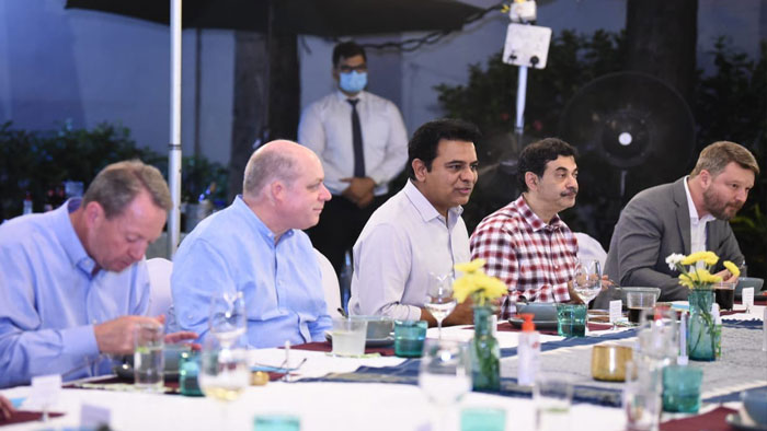 యూఎస్‌ ఆర్మ్‌డ్‌ సర్వీసెస్‌ కమిటీతో మంత్రి కేటీఆర్‌ భేటీ