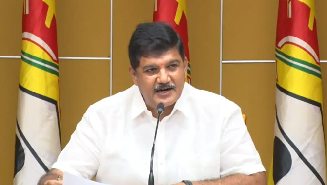 ప్రభుత్వ పెద్దల సహకారం లేనిదే.. ఇది జరిగిందా? : ధూళిపాళ్ల