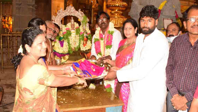 యాదాద్రి శ్రీలక్ష్మీ నరసింహస్వామికి..  కిలో బంగారం విరాళం