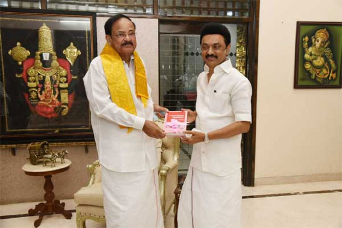 ఉపరాష్ట్రపతిని కలిసిన తమిళనాడు సీఎం