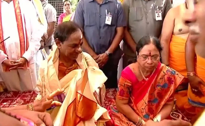 యాదాద్రి సన్నిధిలో సీఎం కేసీఆర్‌ దంపతులు