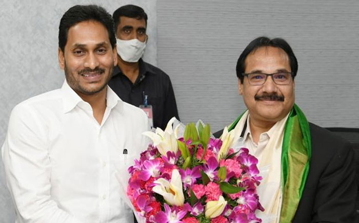 హైకోర్టు చీఫ్‌ జస్టిస్‌తో సీఎం వైఎస్‌ జగన్‌ భేటీ