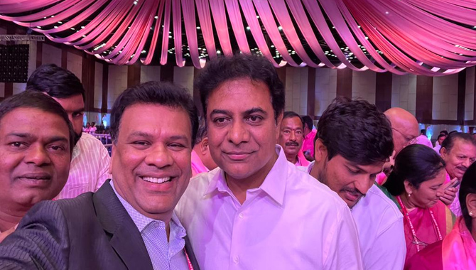 టిఆర్ఎస్ ప్లినరీలో మహేష్ బిగాలతో  పాటు వివిద దేశాల ఎన్నారై ప్రతినిధులు